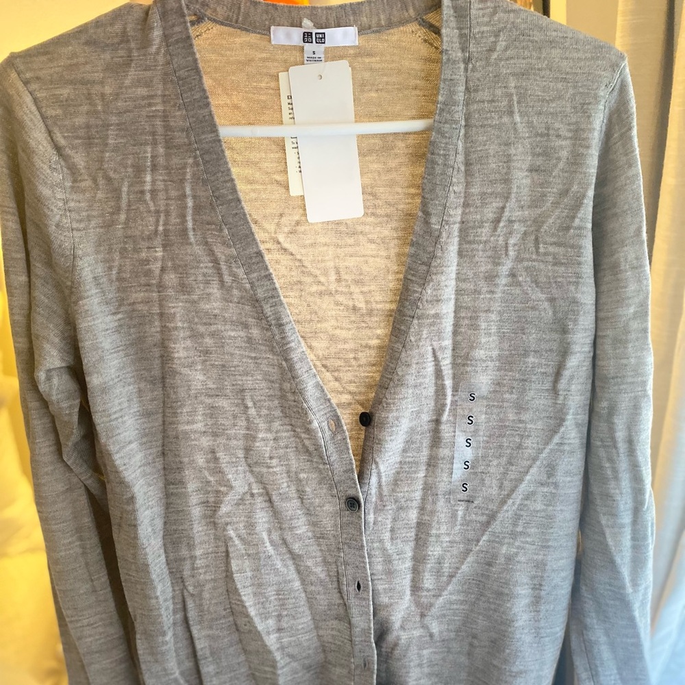 Uniqlo thin, gray cardigan - Picture 2 of 2